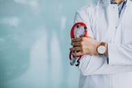 Being aware of the symptoms can help detect the early signs of a cardiac attack (Image by senivpetro on Freepik)